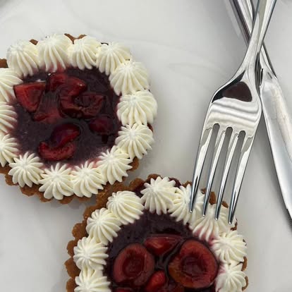 Crostatine artigianali con crema e ciliegie del dolce di casa dell'Agriturismo San Polo