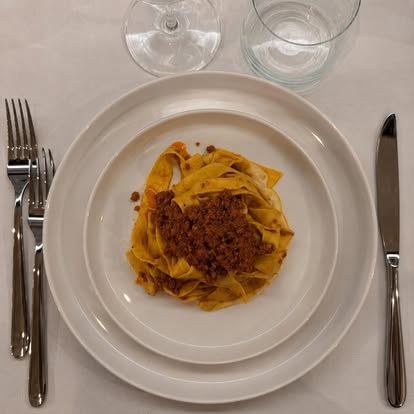 Tagliatelle al ragù servite nel ristorante dell'Agriturismo San Polo a Castelvetro di Modena