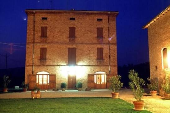 Sala accogliente dell'Agriturismo San Polo pronta per una cena tra le colline di Castelvetro di Modena