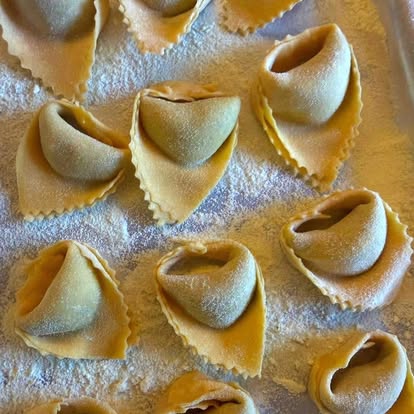 Tortelloni fatti a mano dell'Agriturismo San Polo su spianatoia infarinata