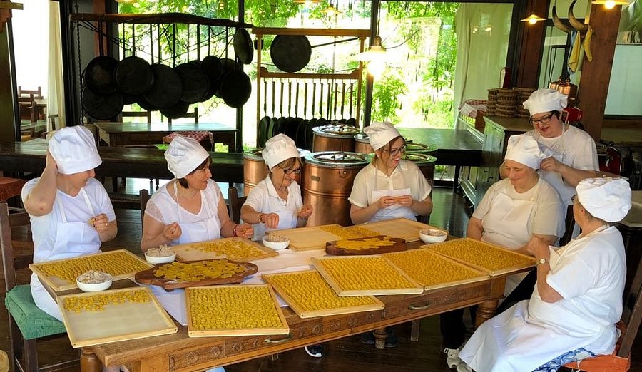 Le rezdore dell'Agriturismo San Polo tirano la pasta fresca a mano nella cucina tradizionale modenese